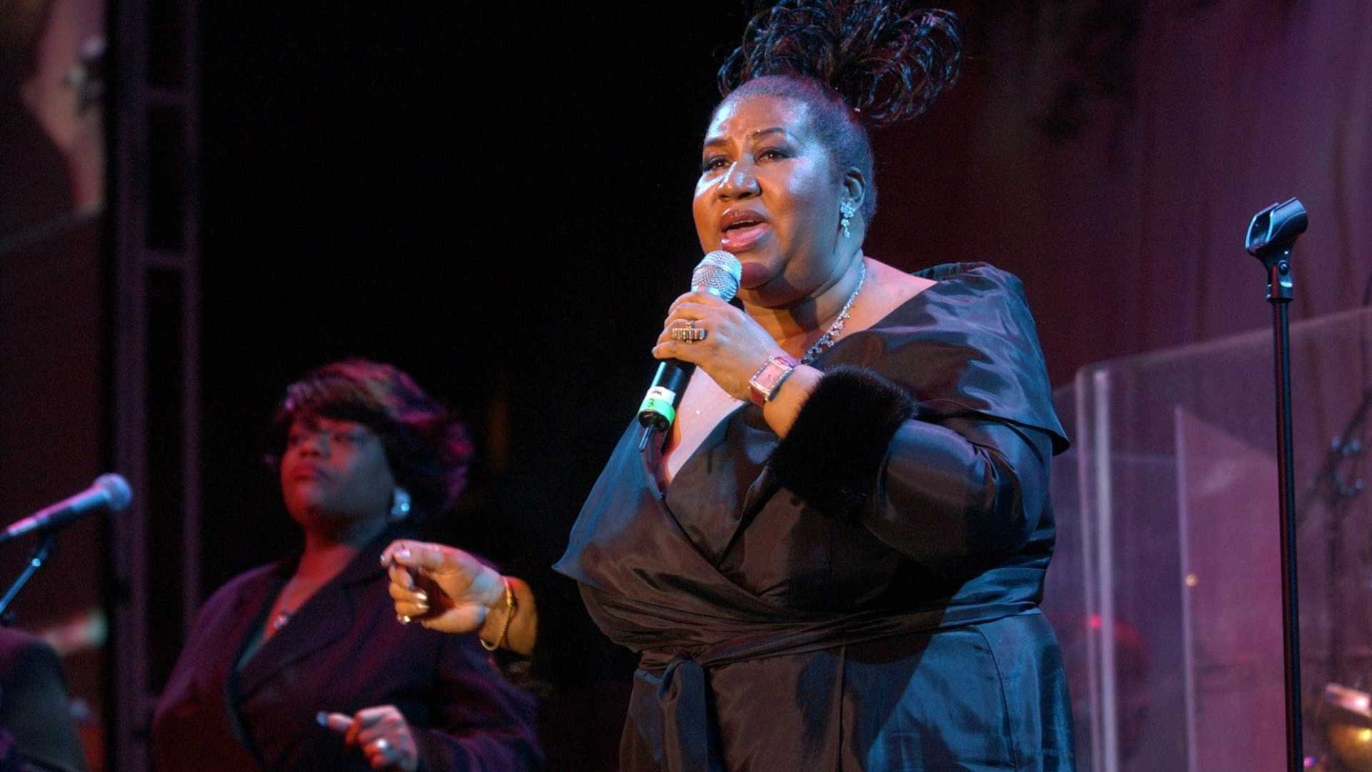 Aretha Franklin está consciente e recebe cuidados em casa, diz família