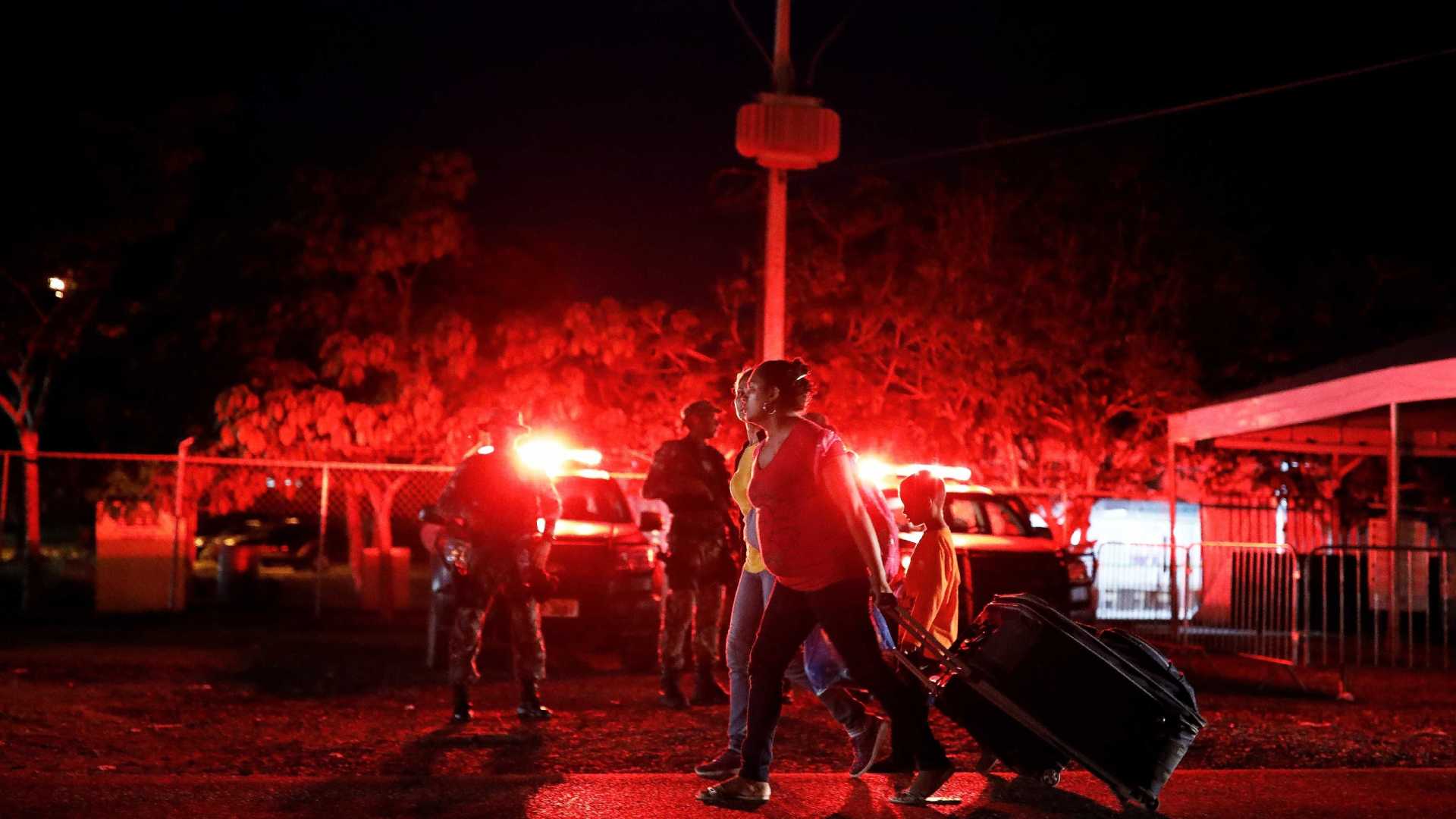 Venezuelanos saem de Pacaraima em busca de abrigo em Boa Vista