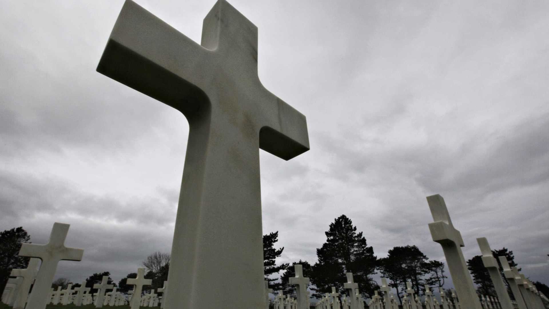 Medo de furtos faz famílias trocarem bronze por latão em túmulos
