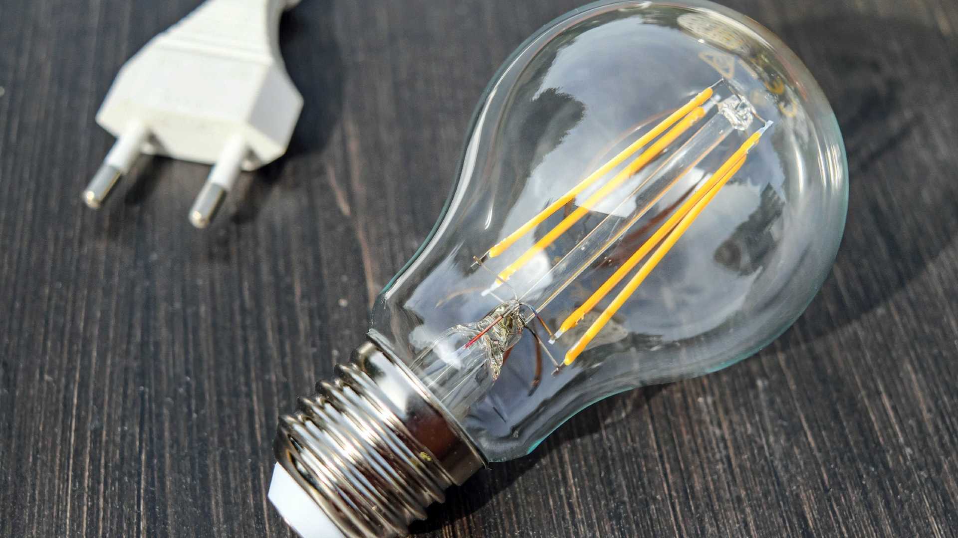 Conta de luz já subiu quatro vezes mais que a inflação neste ano