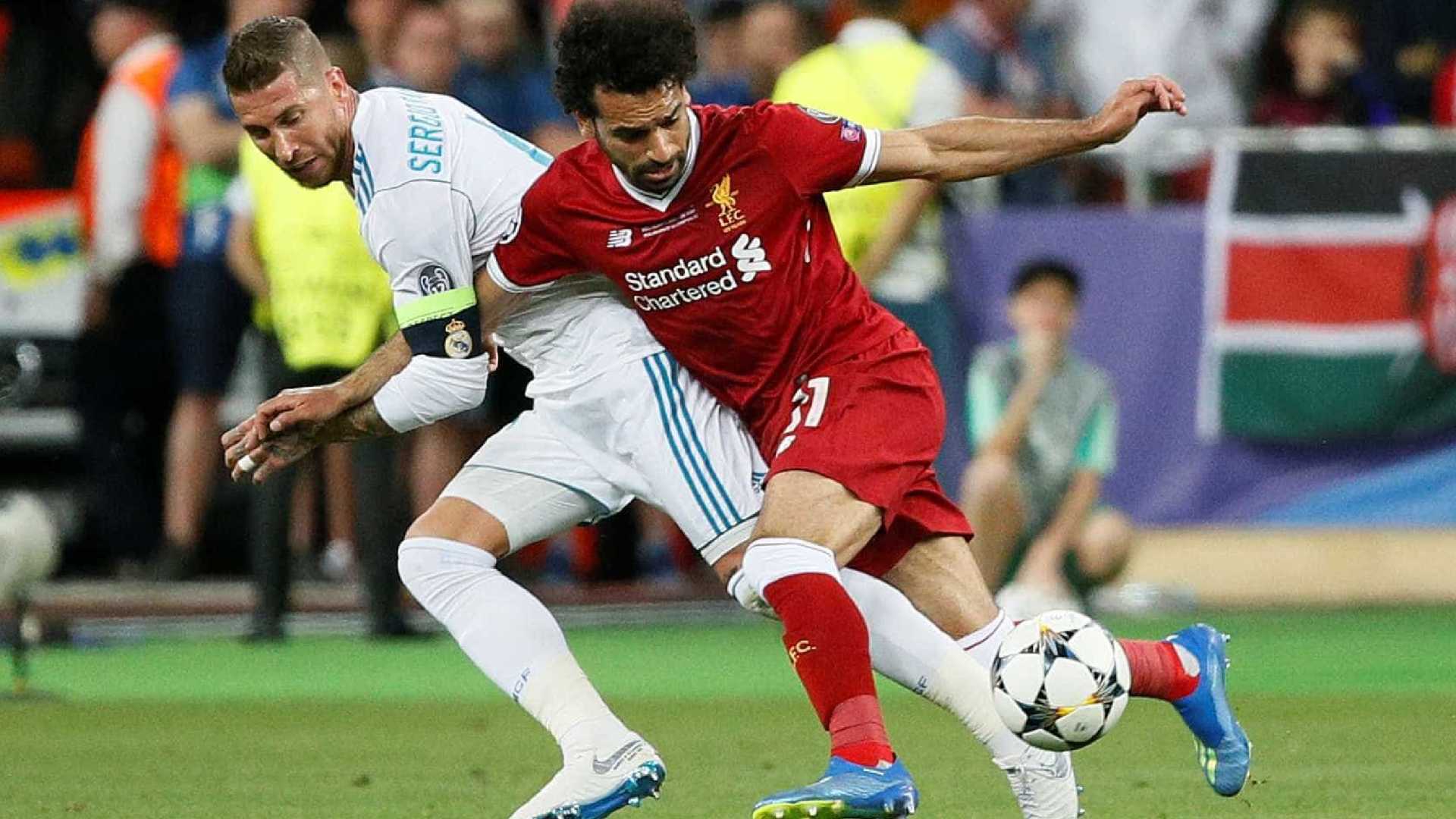 Sergio Ramos toca no ombro lesionado de Salah e egípcio ignora