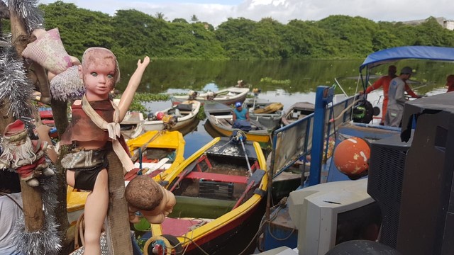Pescadores participam de competição para retirar lixo do Rio Capibaribe, no Recife