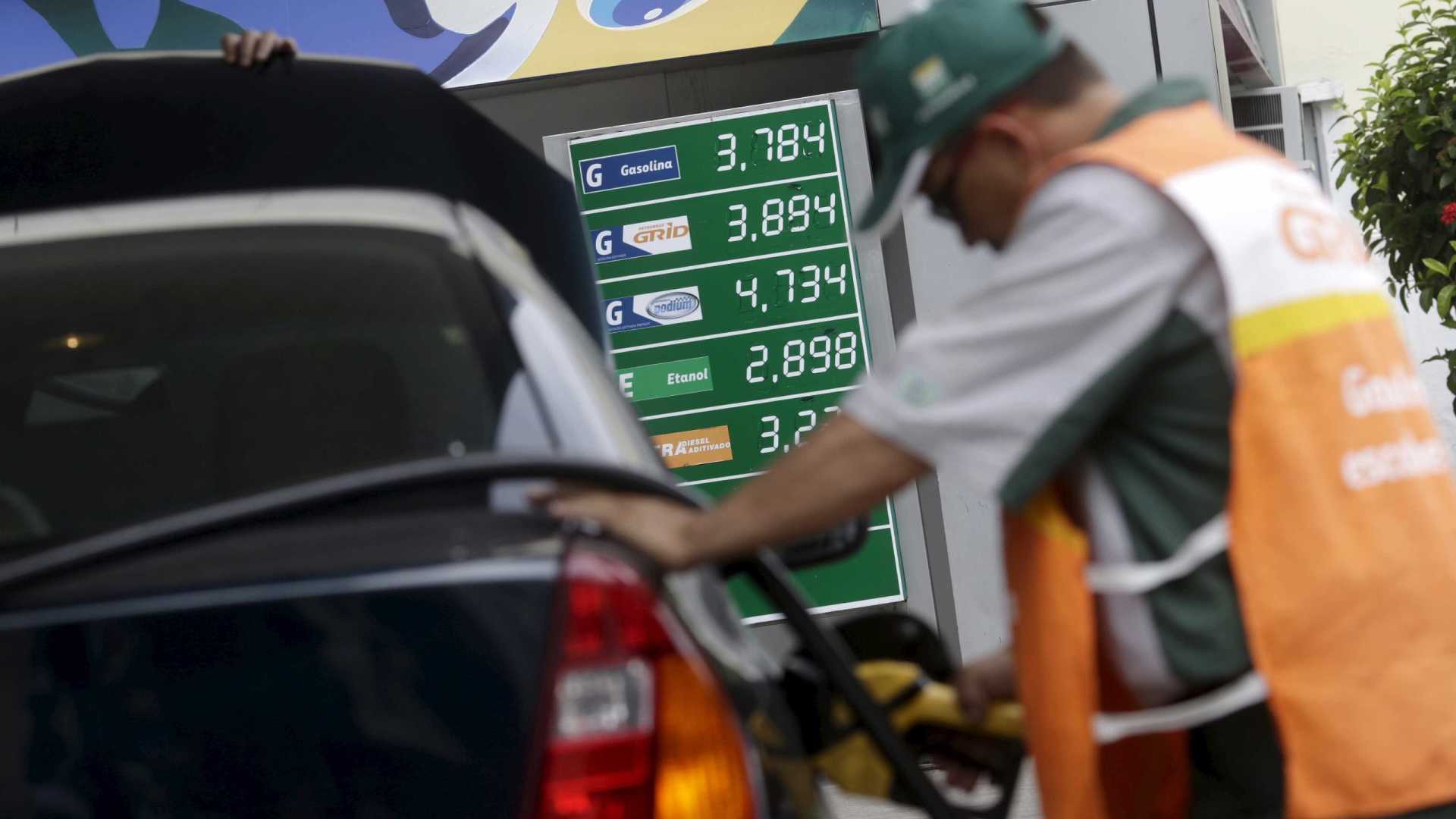 Com alta do dólar, preço do diesel sobe até 14,4% nesta sexta