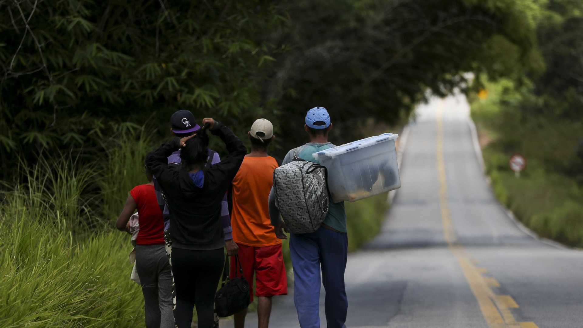 Sem passaporte, venezuelanos fazem caminhadas para garantir refúgio