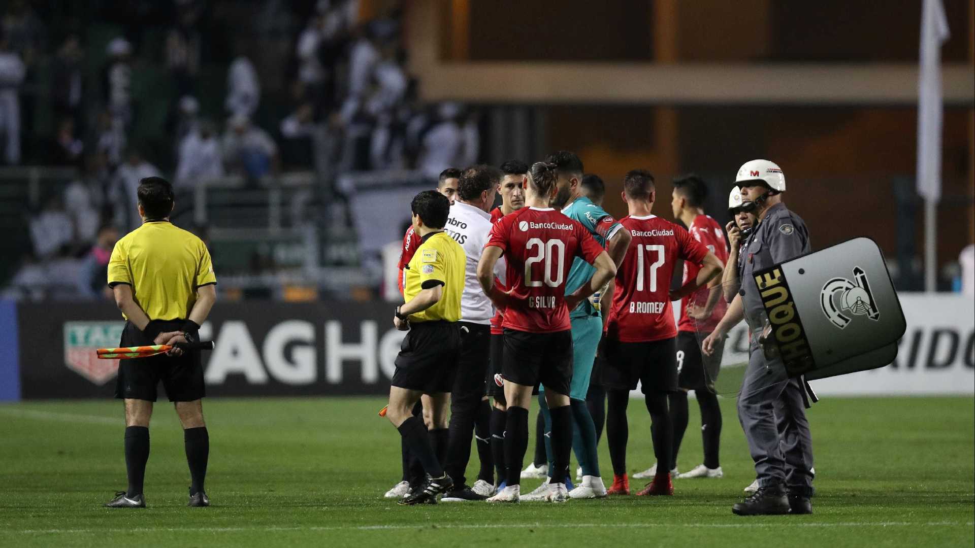 Sob protesto e tentativa de invasão, Santos é eliminado da Libertadores