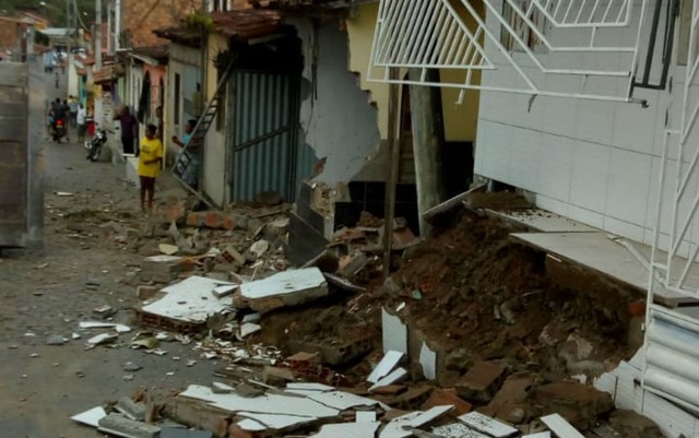 Motorista de trator retroescavadeira perde controle do veículo em ladeira e atinge quatro casas no recôncavo baiano