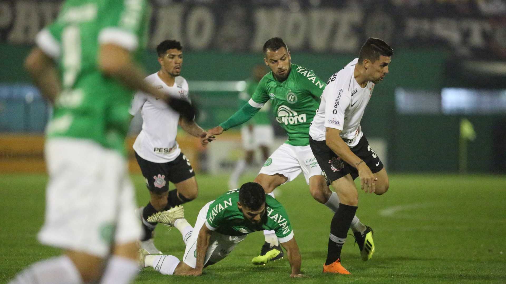 Corinthians vence Chapecoense outra vez e avança na Copa do Brasil