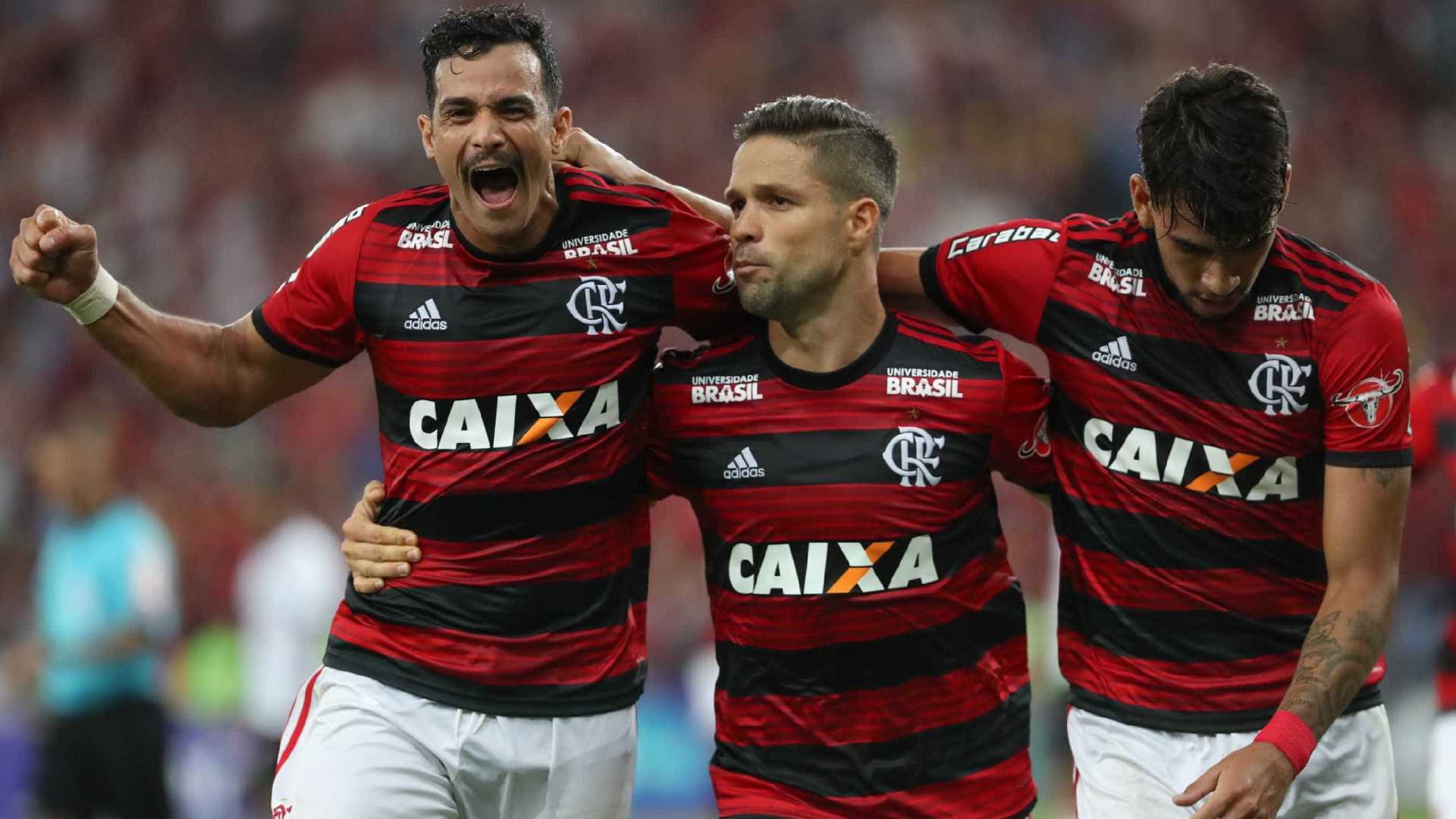 Flamengo vence o Vitória e fica a dois pontos do líder São Paulo