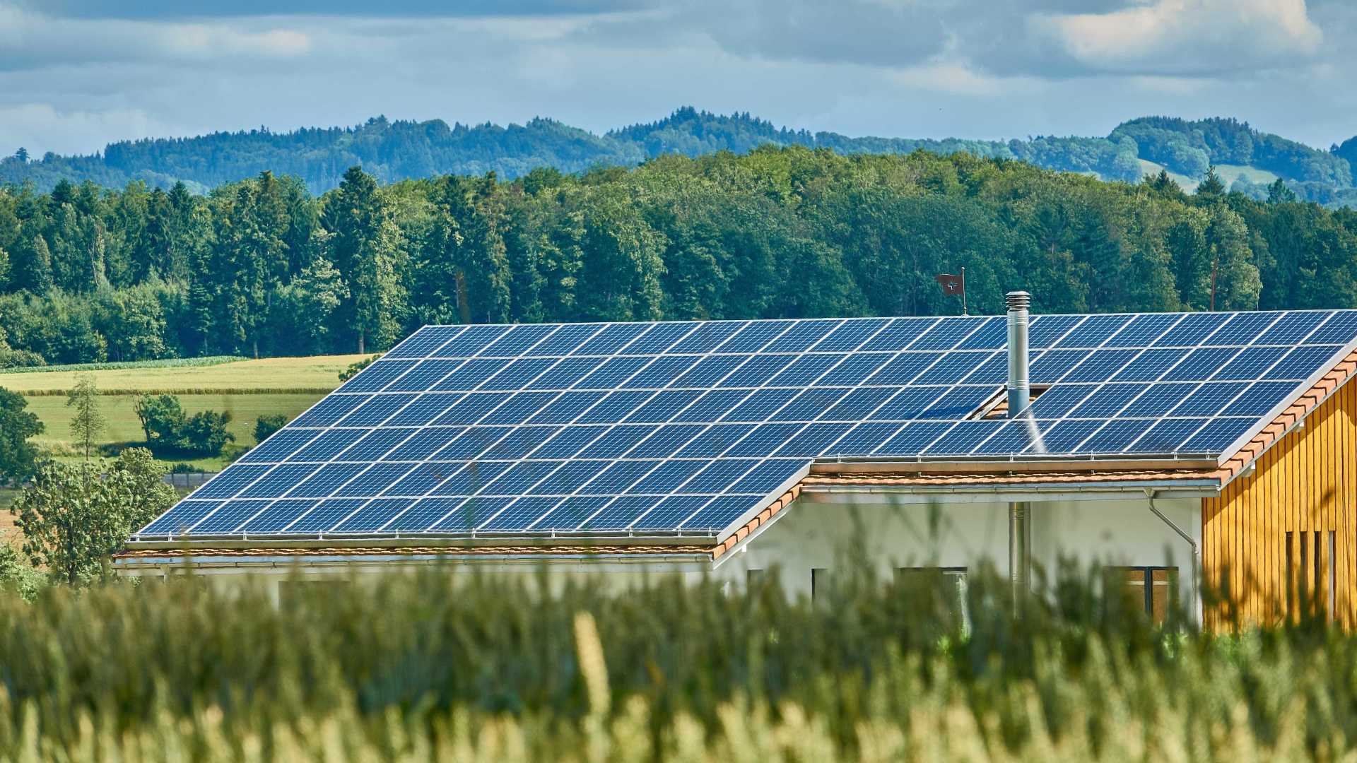 Produção de energia solar em casa traz polêmica para o país
