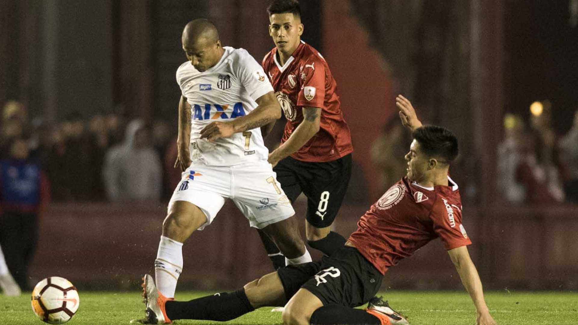 Santos segura o Independiente e volta com empate da Argentina