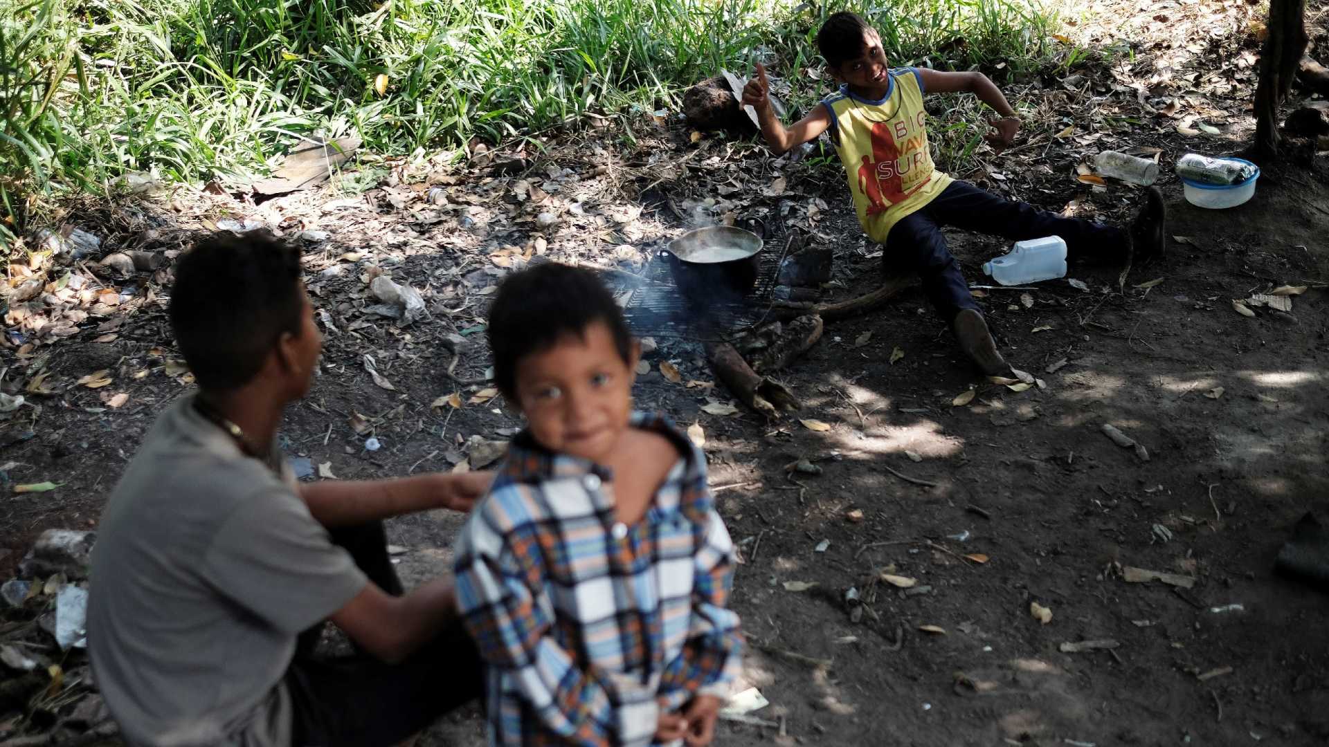Após conflito na fronteira, venezuelanos relatam fome e medo