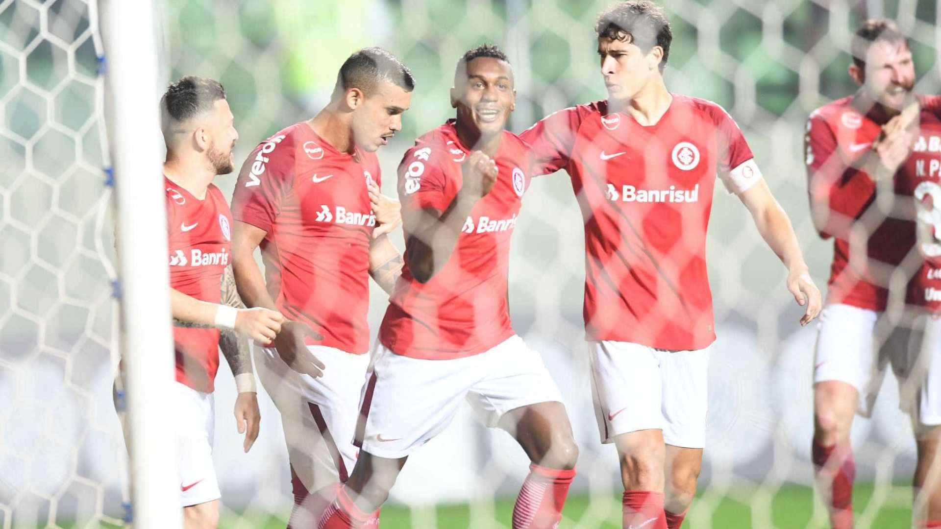 Inter bate o Atlético-MG e encosta no líder