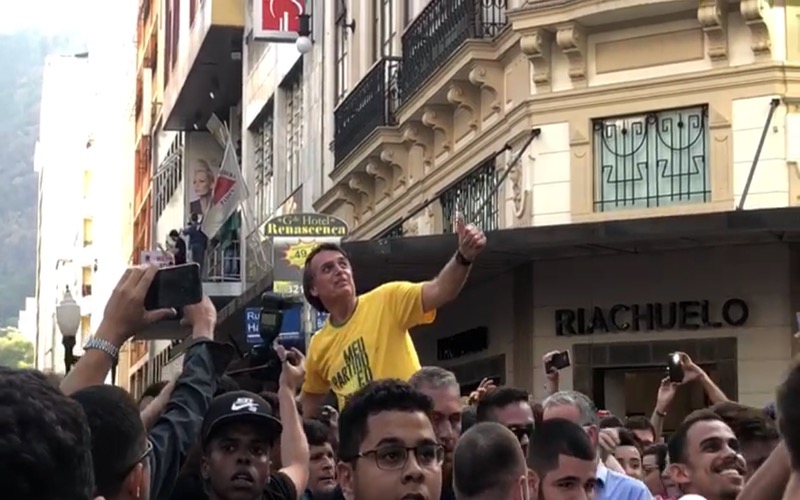 Bolsonaro é esfaqueado durante campanha em Minas Gerais