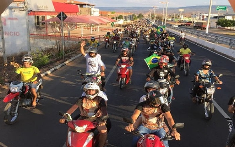 Apoiadores de Bolsonaro promovem carreata no Crajubar