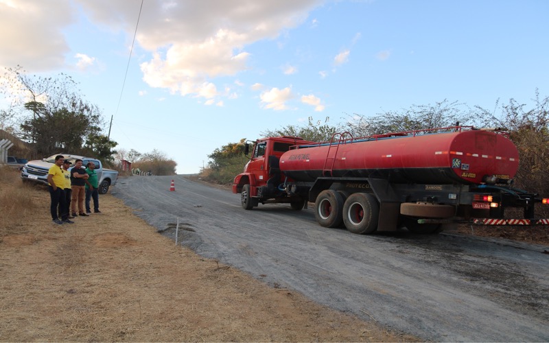 Prefeito visita reconstrução do asfalto do Riacho Verde em Várzea Alegre—CE