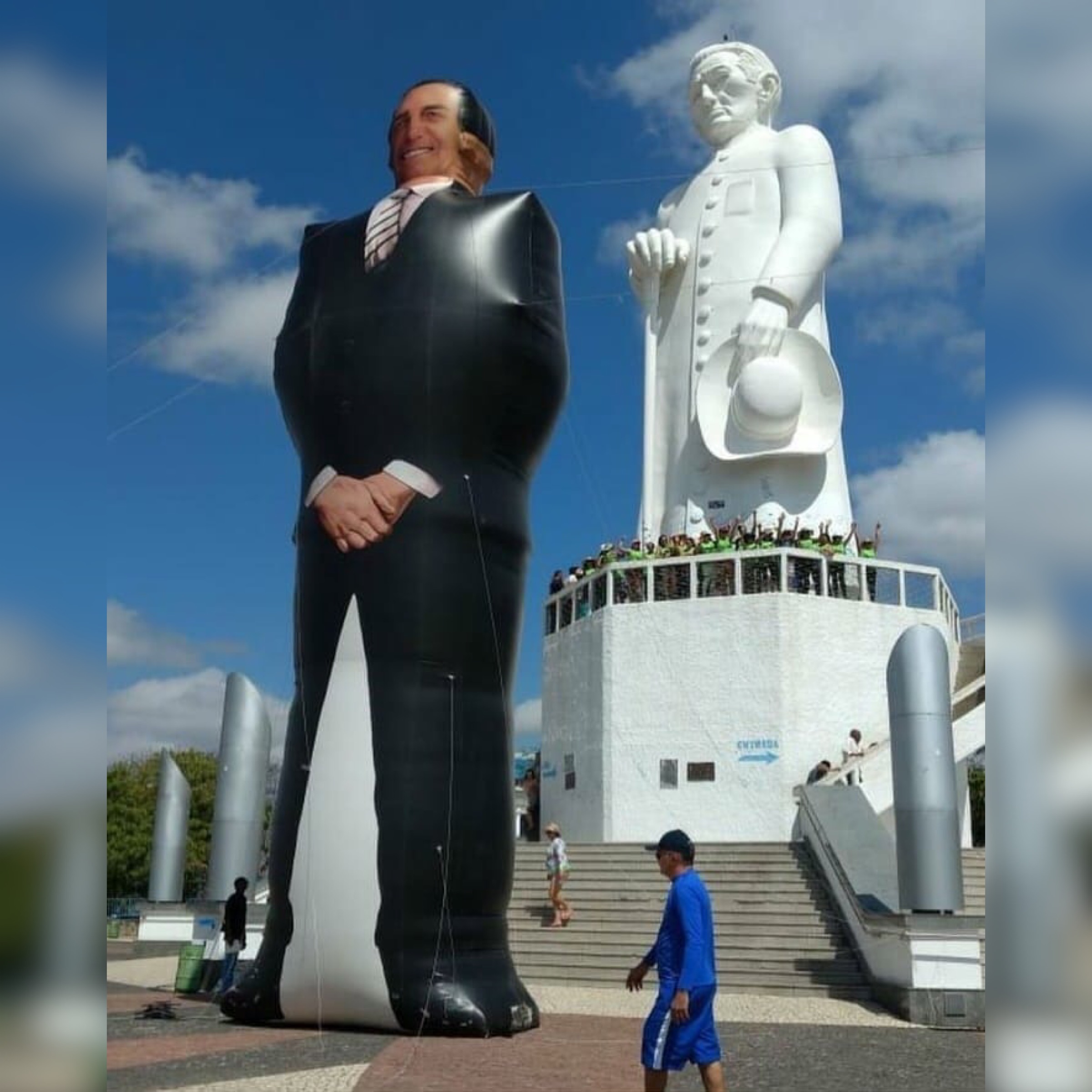 Administração do bairro Horto impede que Boneco gigante de Jair Bolsonaro fique ao lado de estátua Padre Cícero e Capela em Juazeiro do Norte-CE
