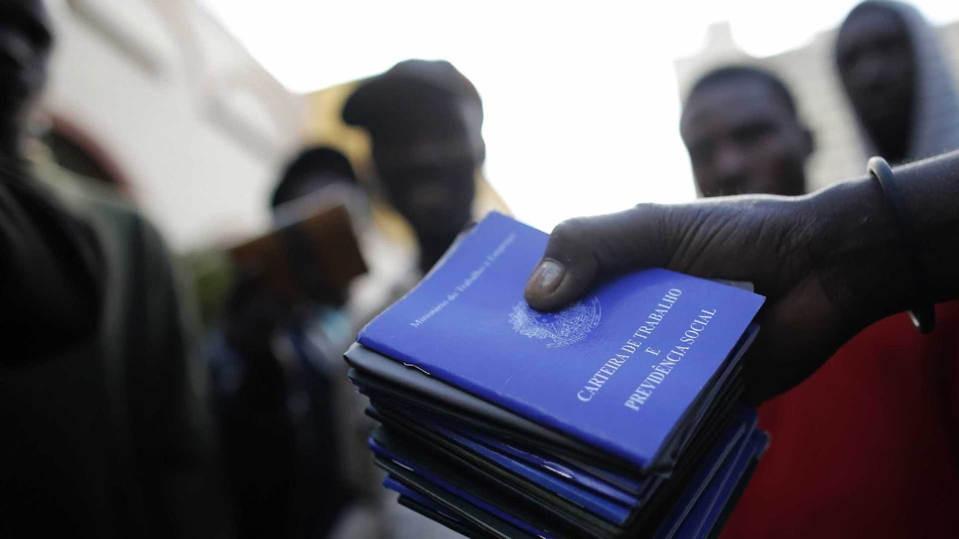 Exército leva venezuelanos para abrigo após conflitos em RR