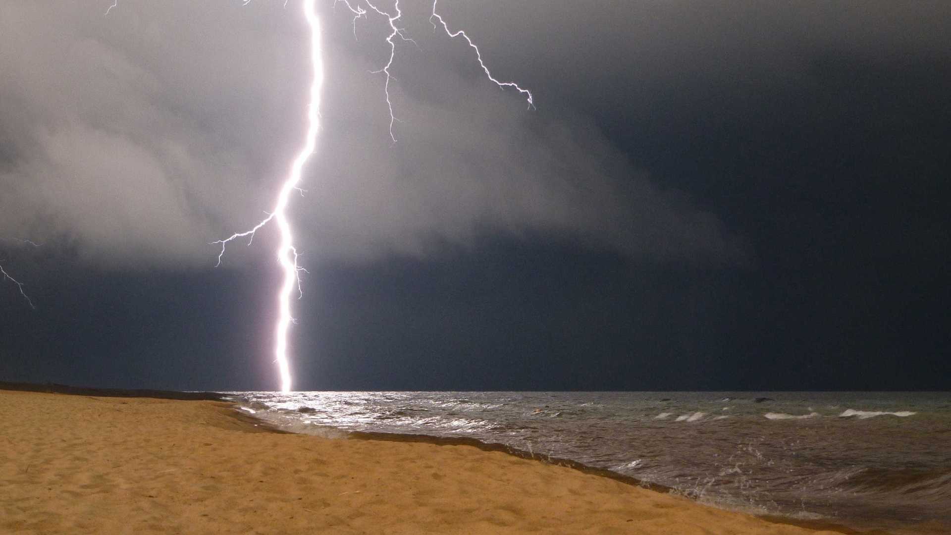 Chegada da primavera intensifica descarga de raios