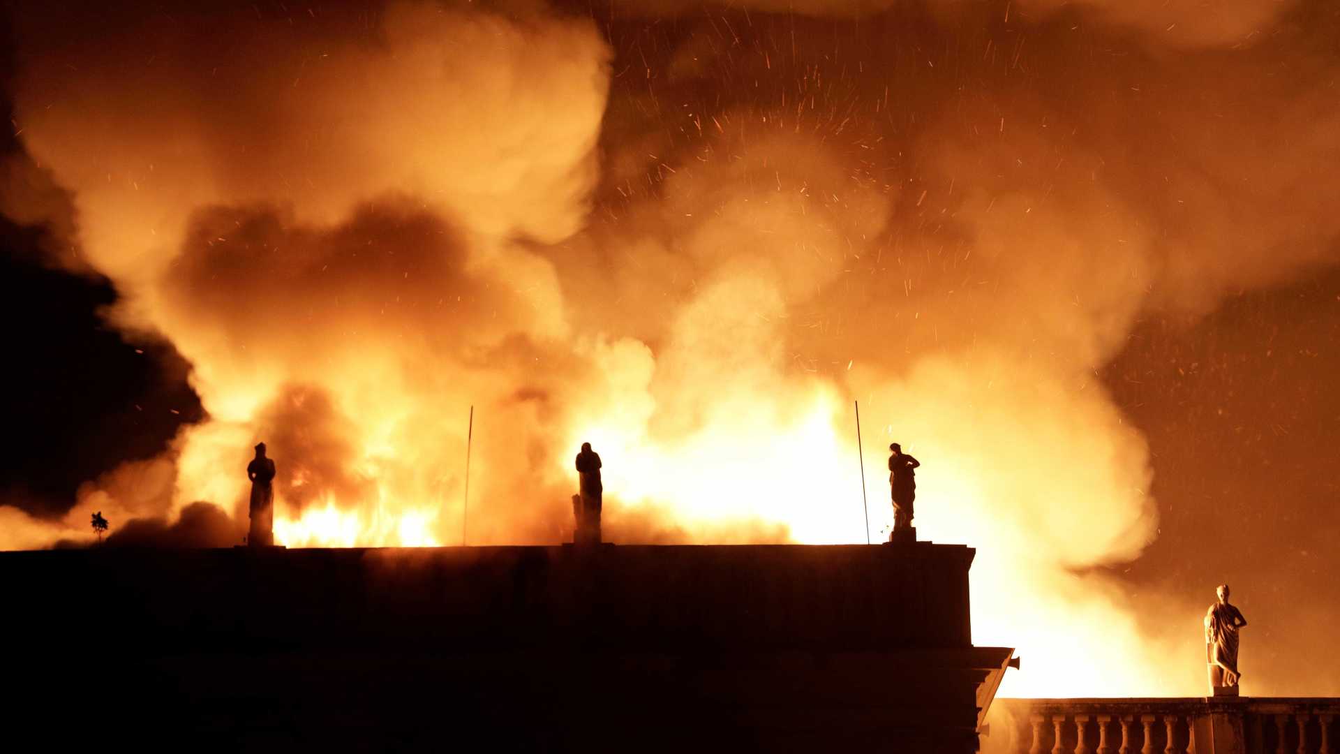 Causa de incêndio pode ter sido queda de balão, diz ministro