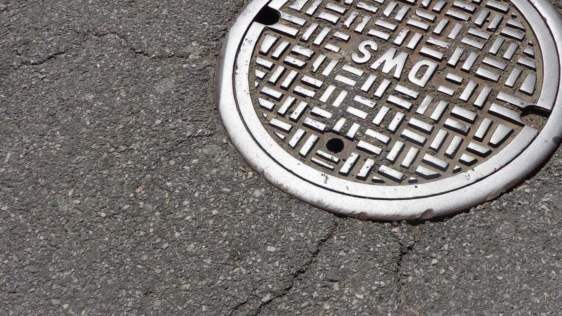 Prefeitura reduz coleta de lixo em bueiro em São Paulo