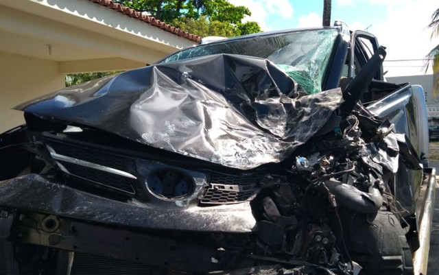 Bandidos roubam carro na Estrada do Coco, batem em ônibus e fogem do local; trânsito ficou lento na região