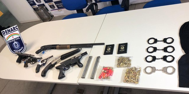 Foragido é preso com submetralhadora, pistola e outras armas no Grande Recife