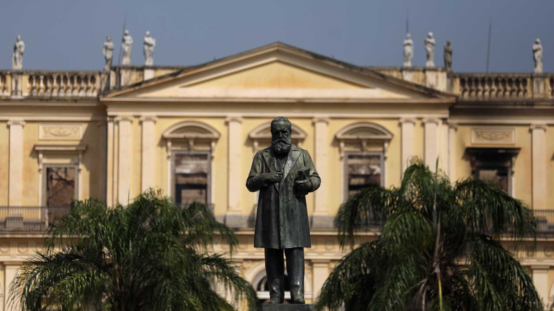 Campanha pede doação de livros para biblioteca do Museu Nacionalm dos enormes prejuízos causados pelo incêndio no Museu Nacional do Rio de Janeiro