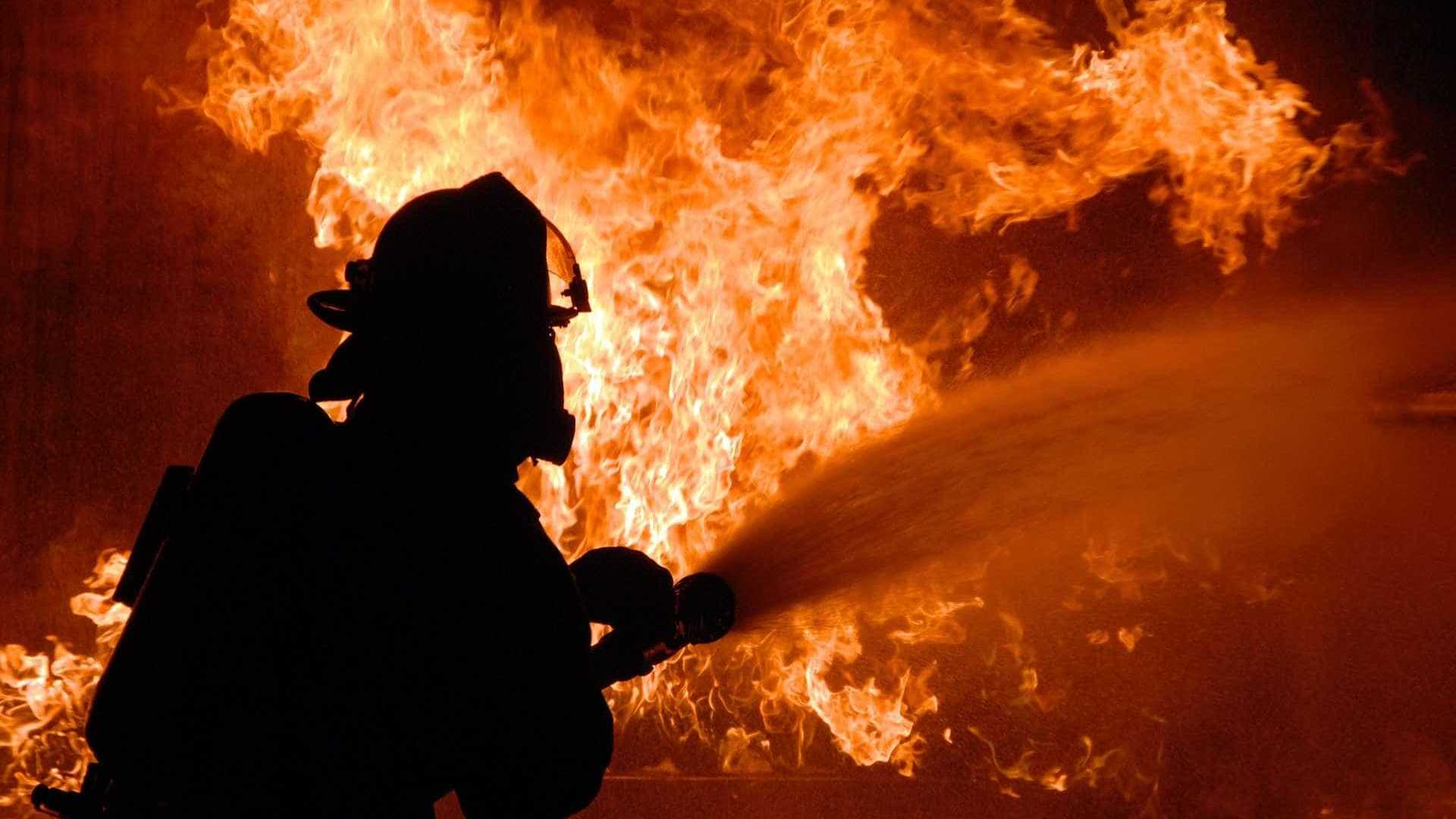 Incêndio atinge loja de material de construção em Guarulhos
