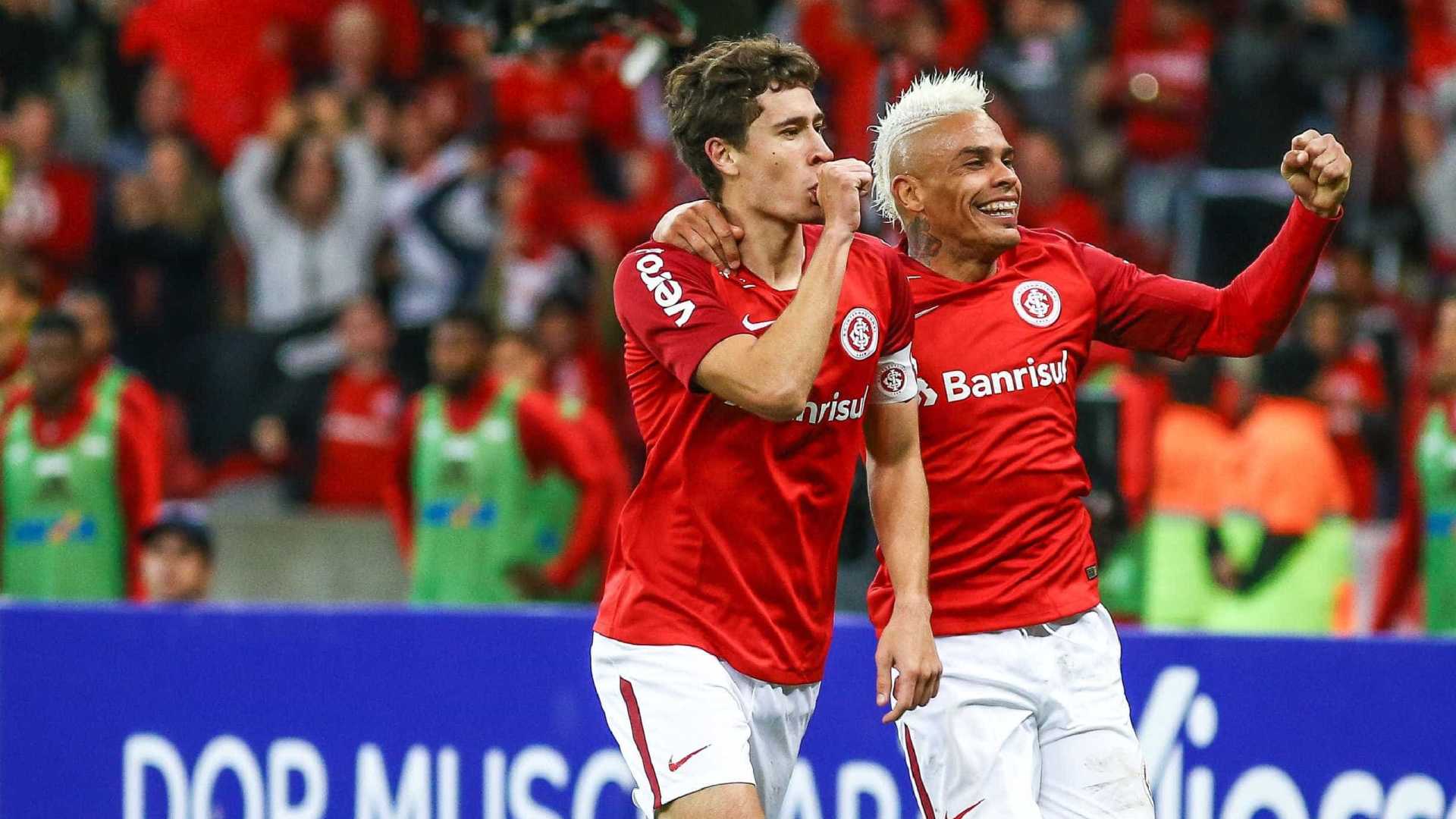 Inter bate o Flamengo e assume a liderança do Brasileiro