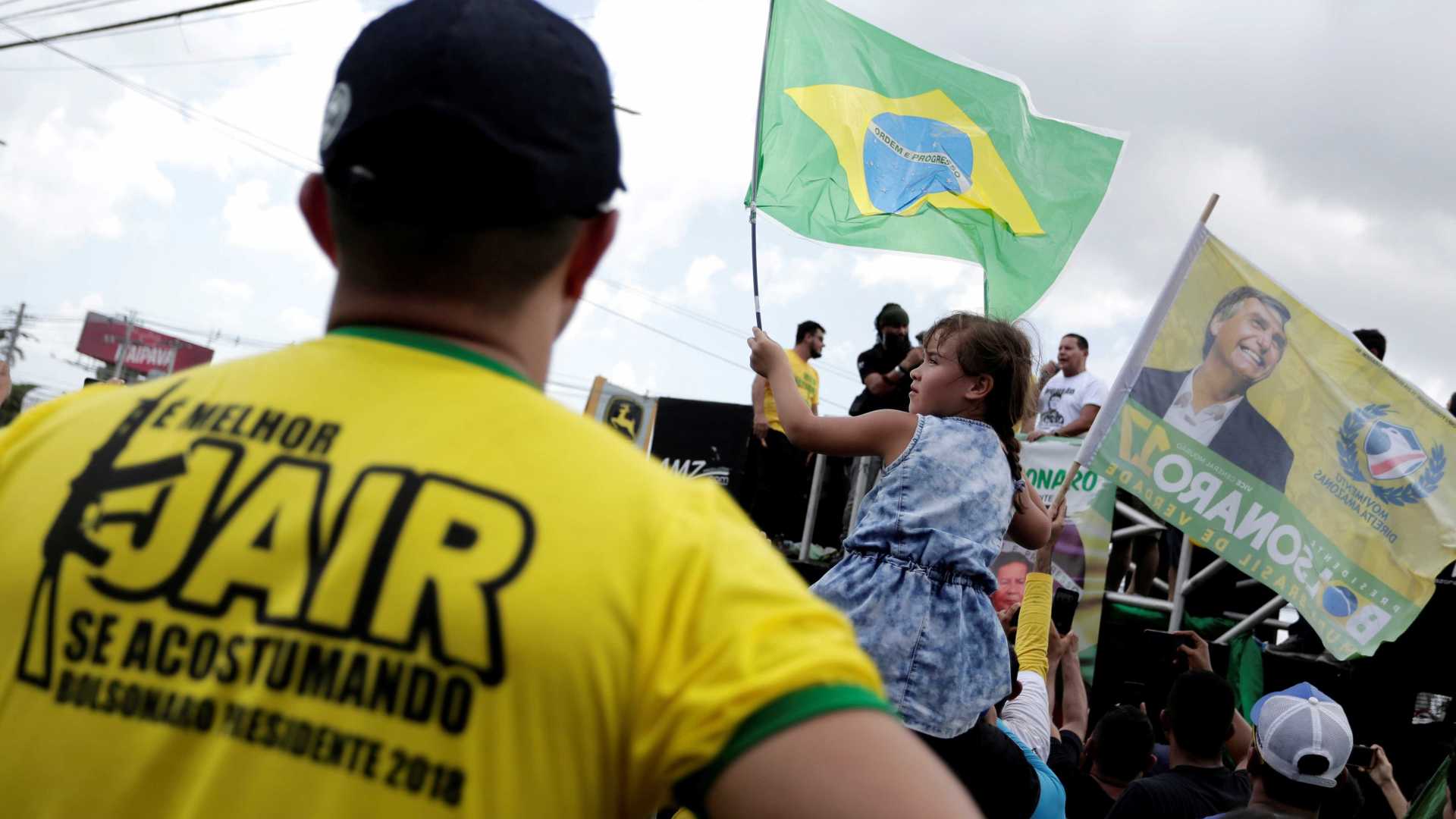 Ato em apoio a Bolsonaro compara mulheres de esquerda a cadelas; veja