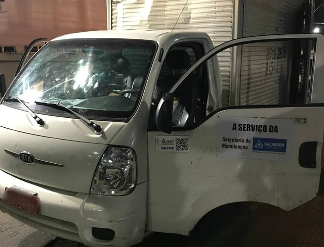 Caminhão com selo da prefeitura de Salvador é apreendido com 52kg de maconha no terminal do ferry-boat
