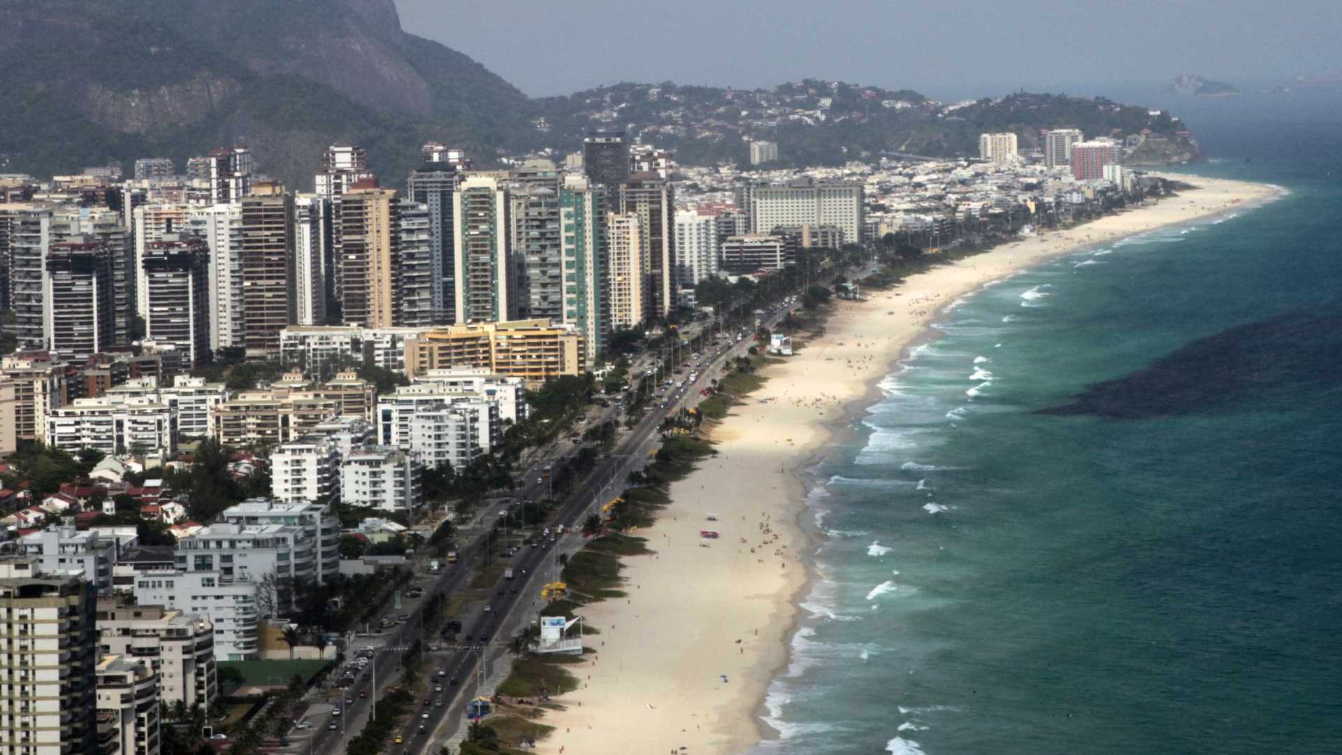 Jacaré é encontrado dentro de condomínio na Barra da Tijuca