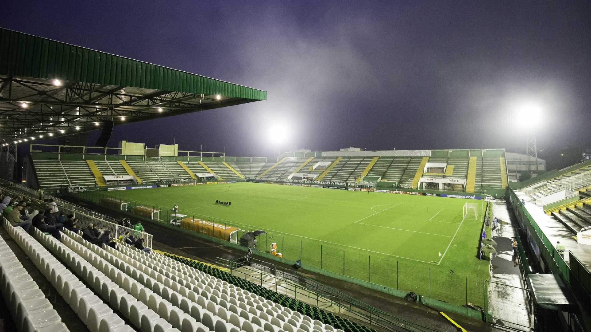 Em Chapecó, Atlético-PR busca superar o retrospecto ruim como visitante