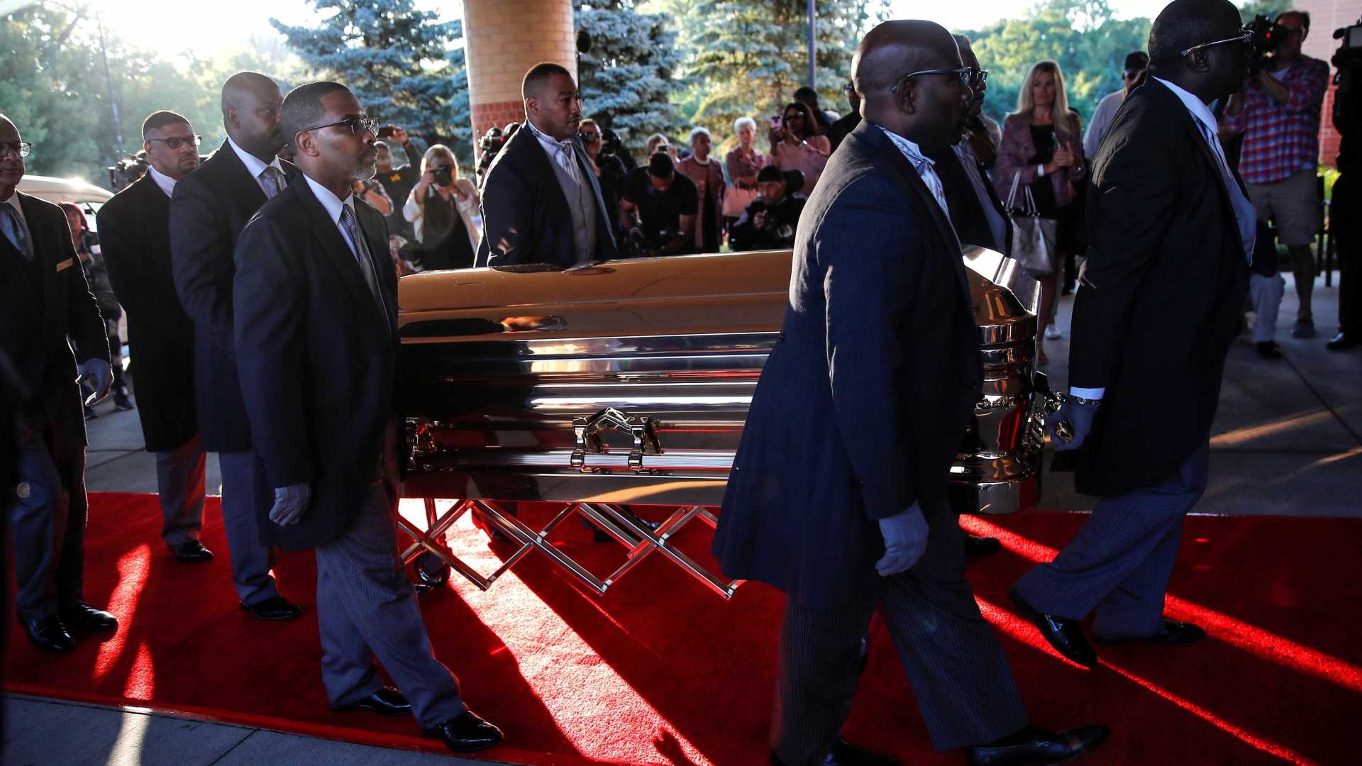 Corpo de Aretha Franklin chega a funeral em caixão de ouro; fotos
