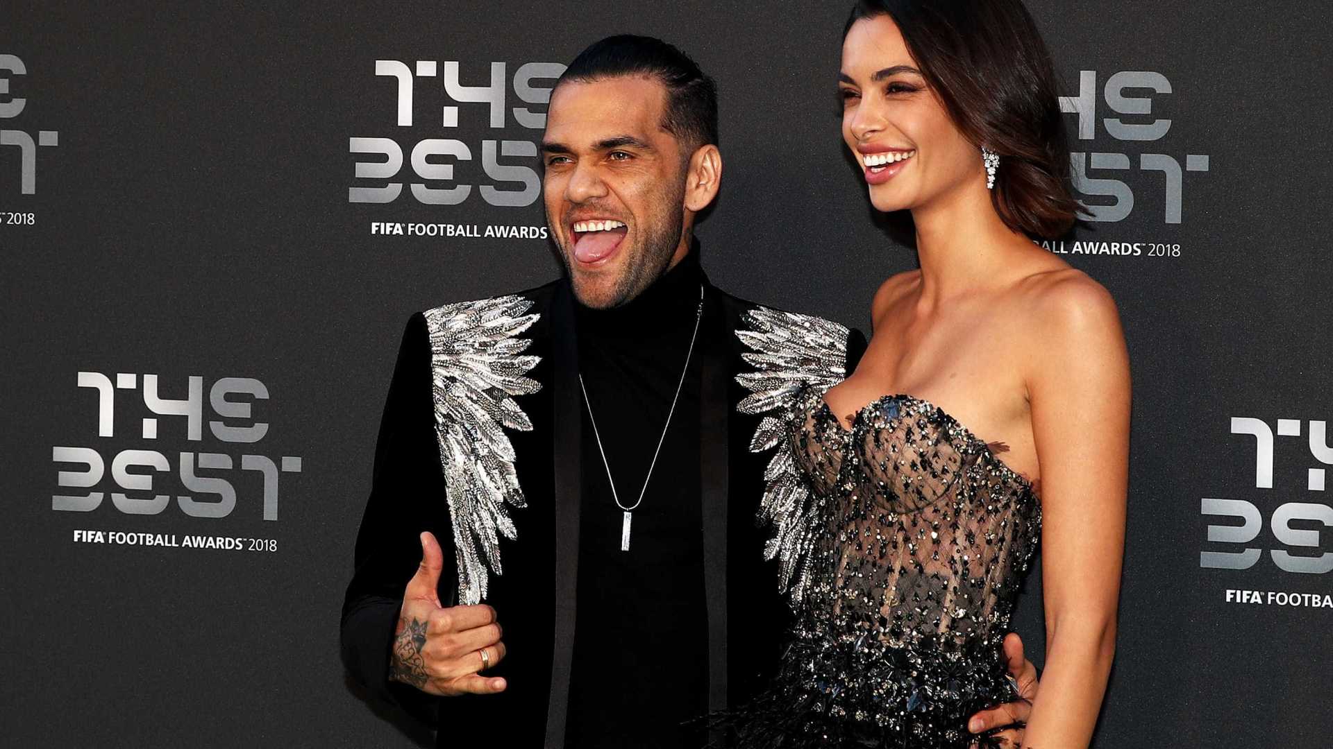 Em vídeo, Daniel Alves mostra desenvoltura ao usar salto alto
