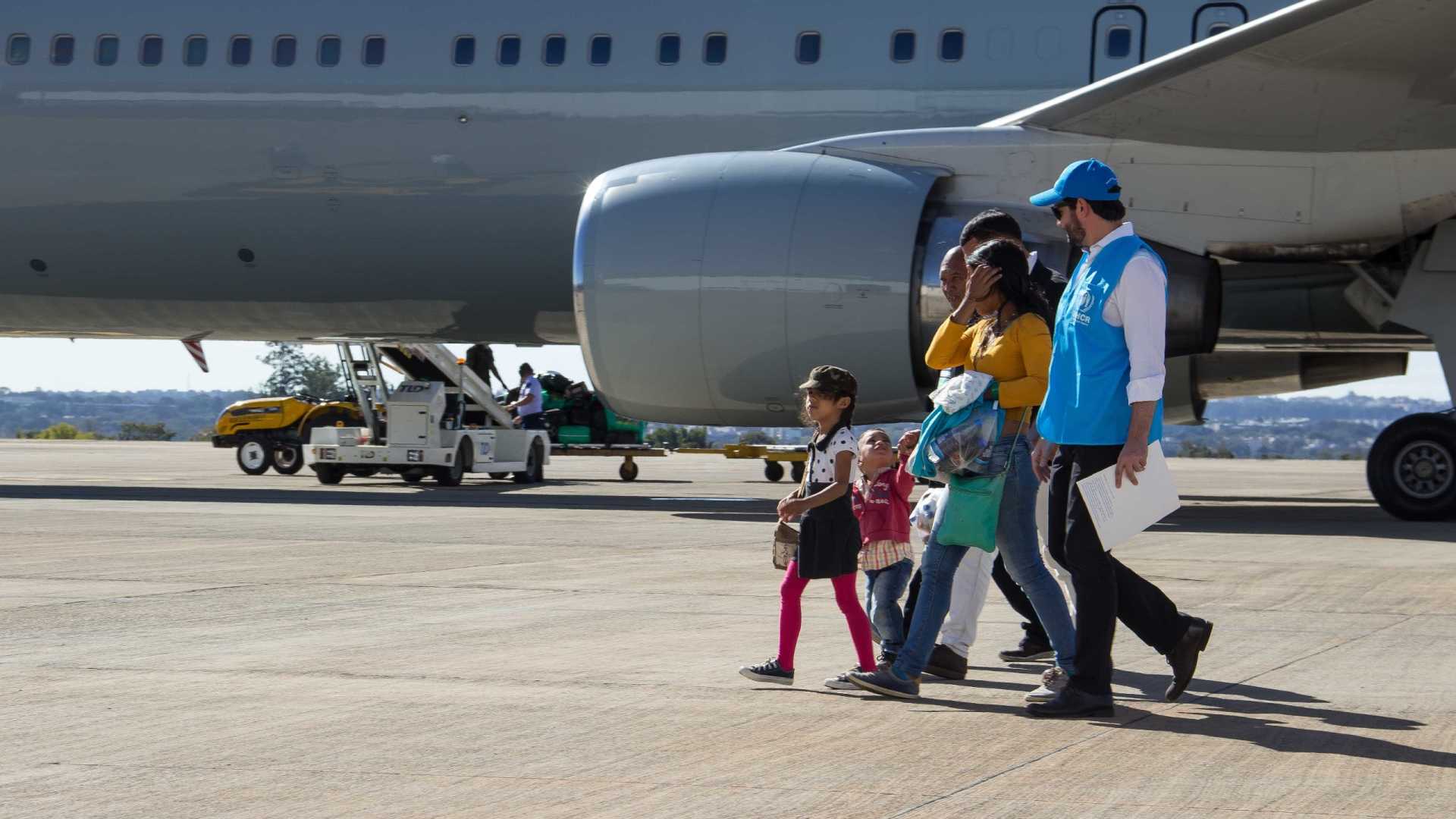 Mais de 200 venezuelanos são transferidos de Roraima para o Sul
