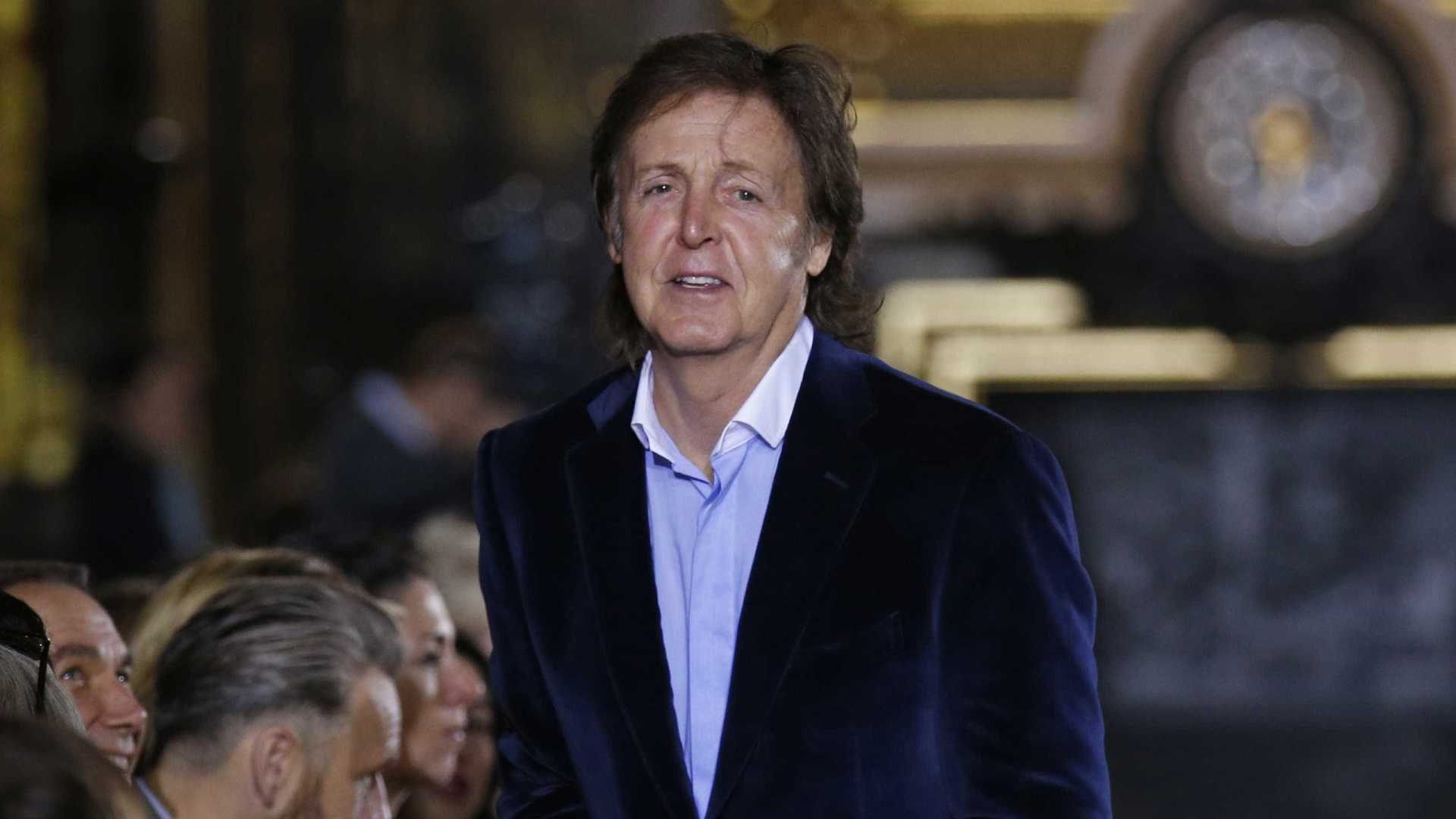 Paul McCartney surpreende fãs com show em estação de trem em Nova York