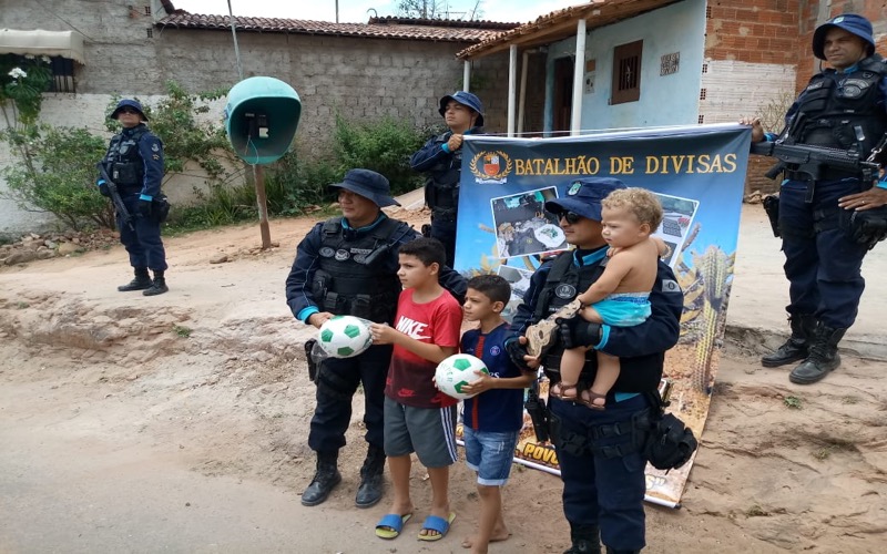 Batalhão de Divisas entrega brinquedos para crianças carentes em Crato-CE