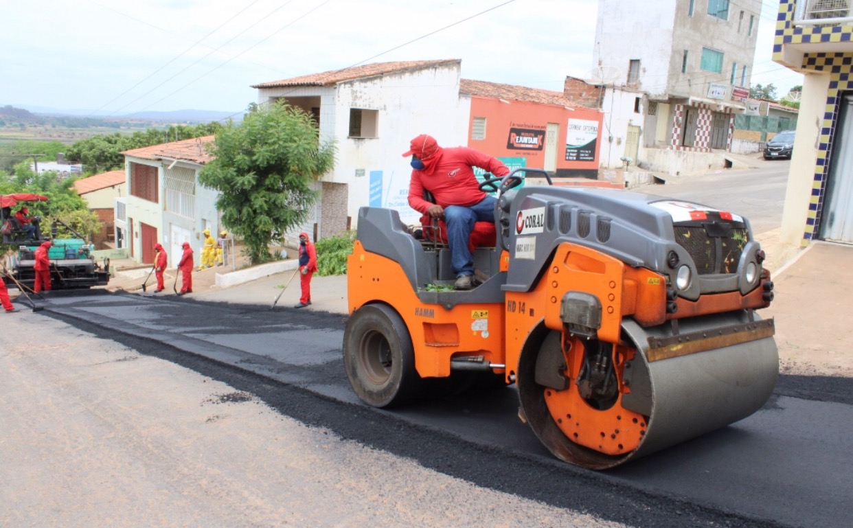 Programa Caminhos do Crato avança na pavimentação asfáltica e pedra tosca melhorando a vida da população