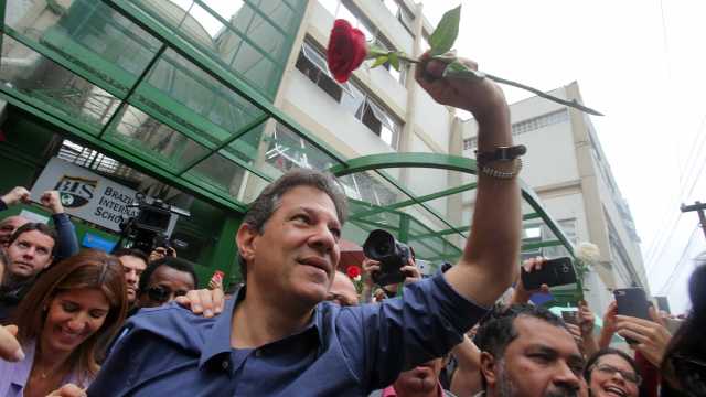 Haddad chega em casa após votar e recebe aliados