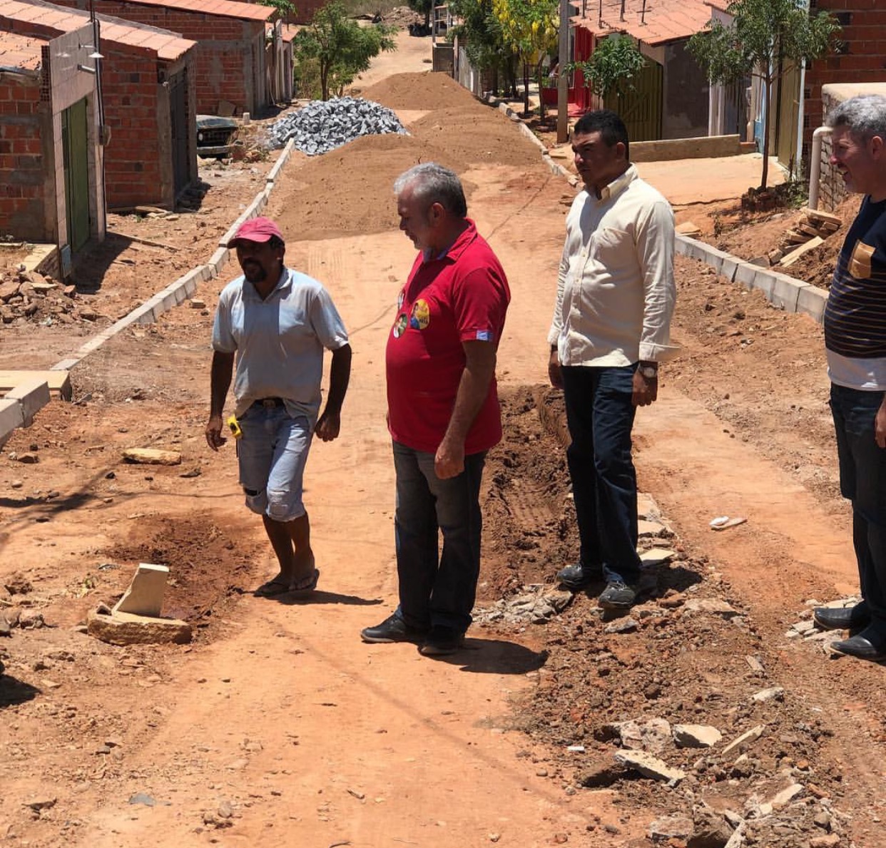 Afonso Sampaio acompanha pavimentação do bairro Piçarreira de perto em Nova Olinda-CE