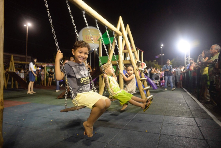 Primeira-dama do Ceará entrega brinquedopraça em três cidades do Cariri