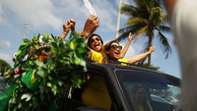 Eleitores fazem buzinaço e churrasco em frente à casa de Bolsonaro