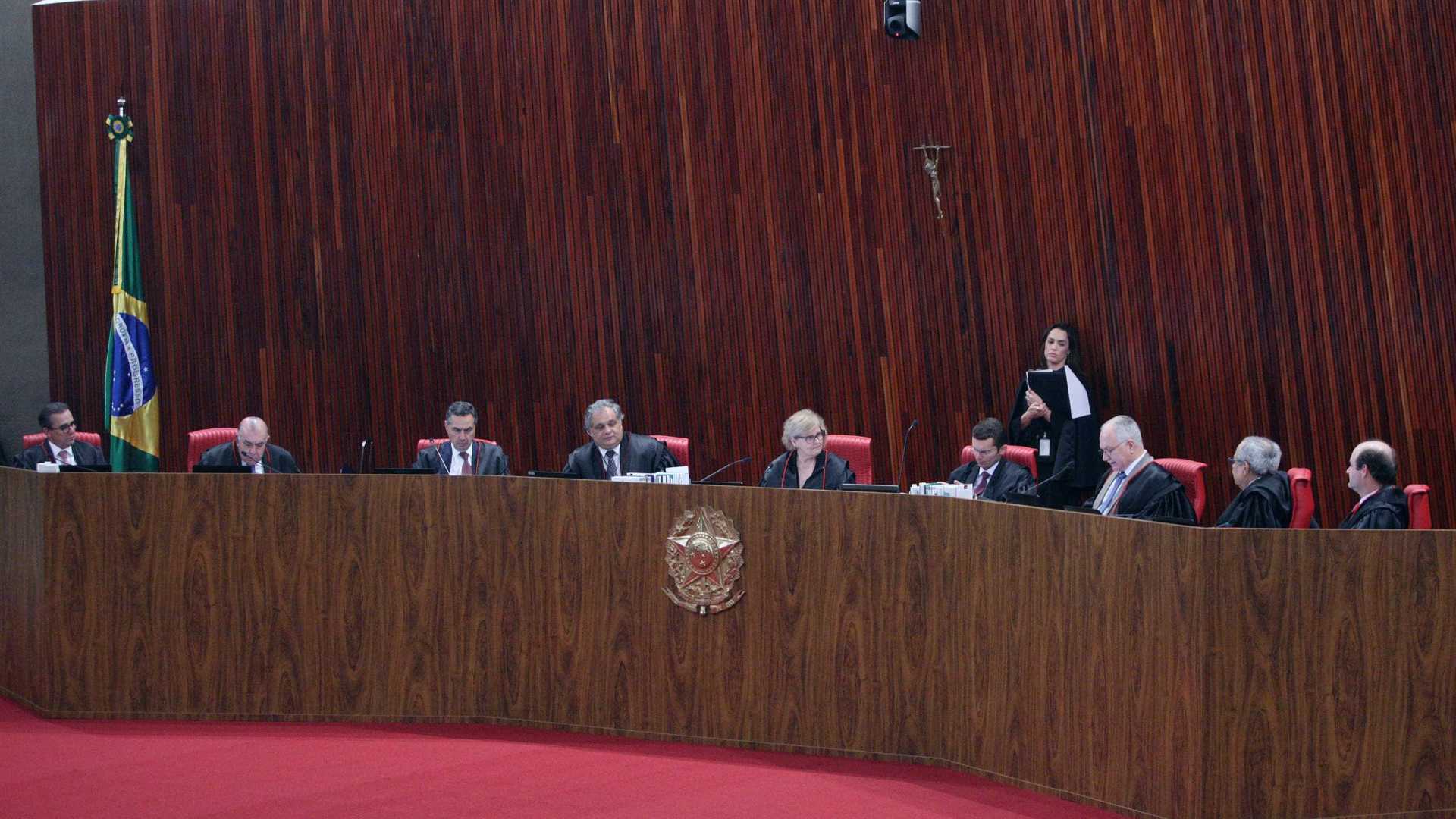 Ministros do TSE defendem agir com cautela contra fake news