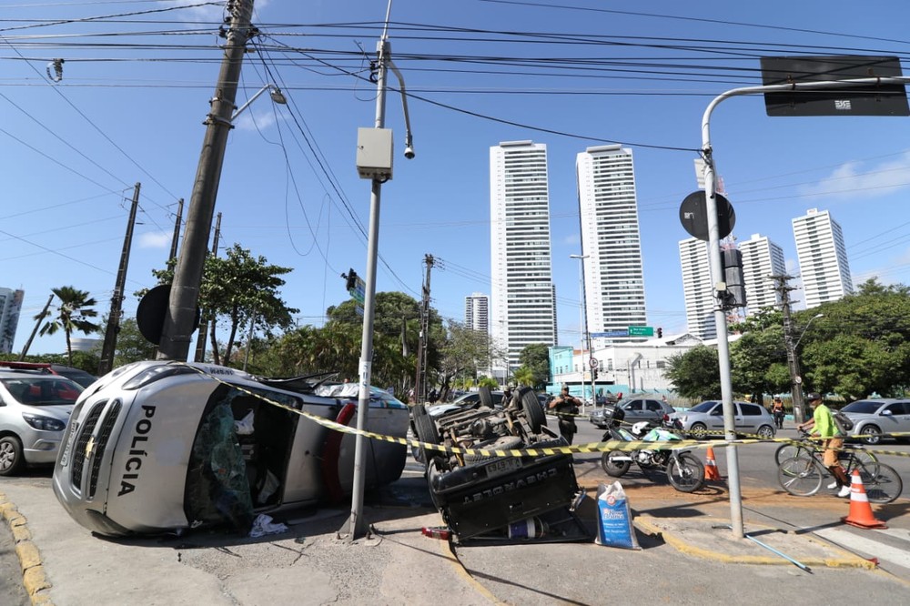Colisão entre viatura da PM e caminhonete deixa três feridos no Recife