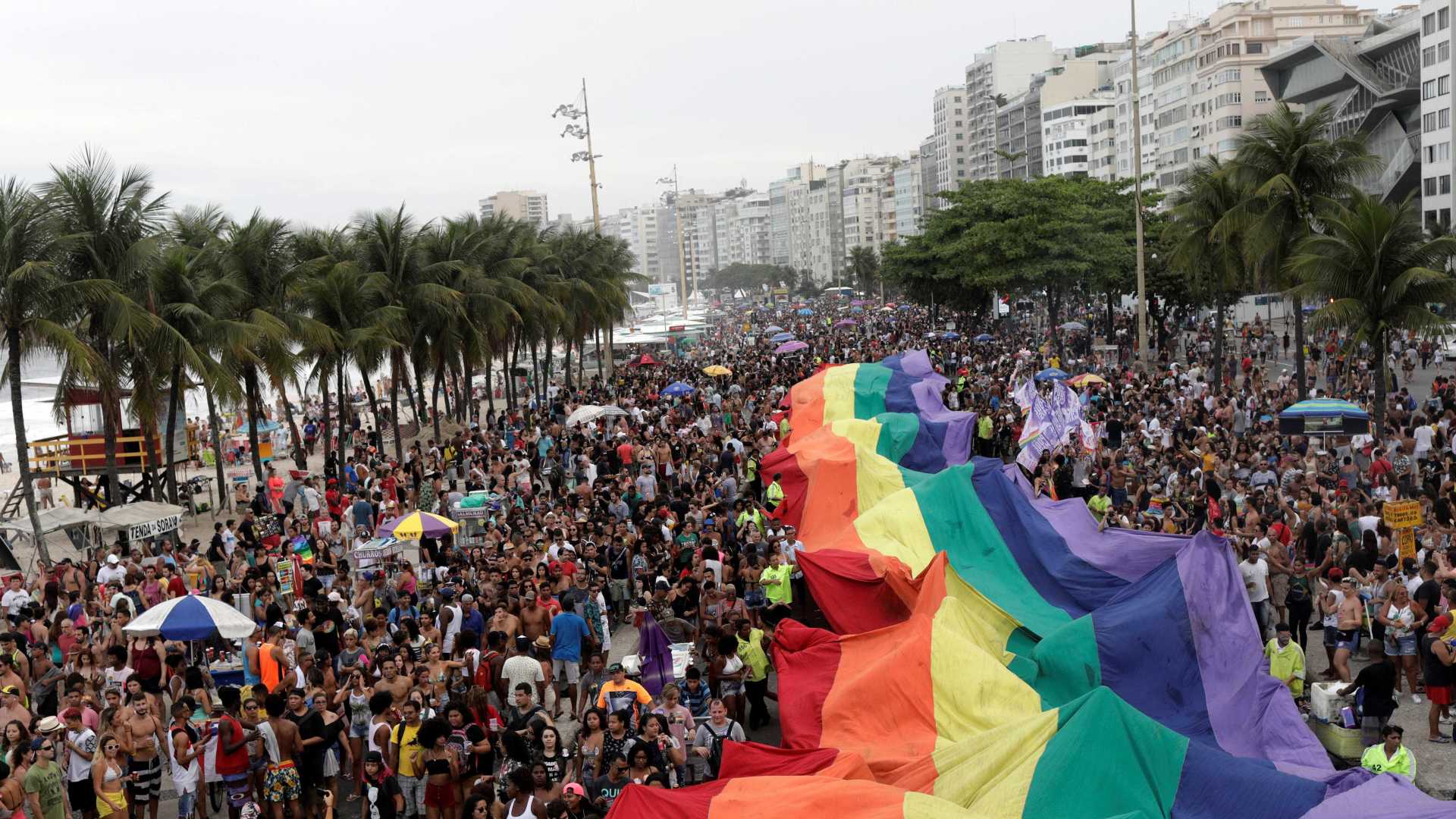 Parada LGBTI do Rio reúne 800 mil pessoas em Copacabana