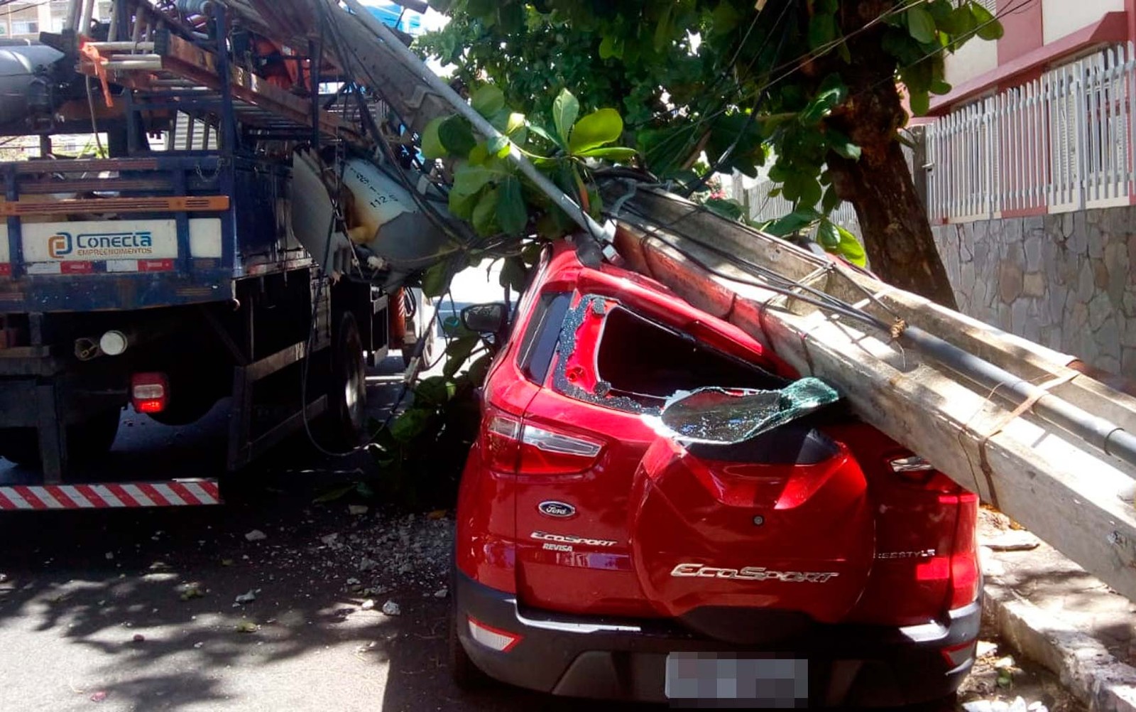 Caminhão arrasta fio e derruba poste em cima de carro no bairro da Pituba, em Salvador; FOTOS