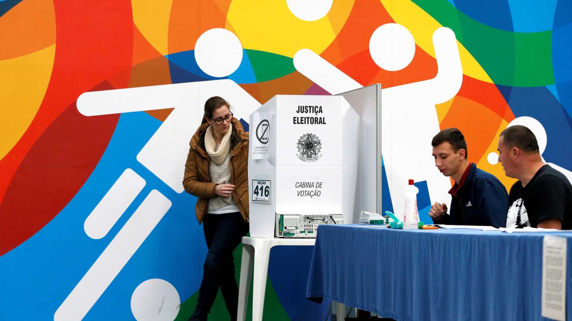 TSE apura imagens e vídeo de eleitores com armas em cima de urnas