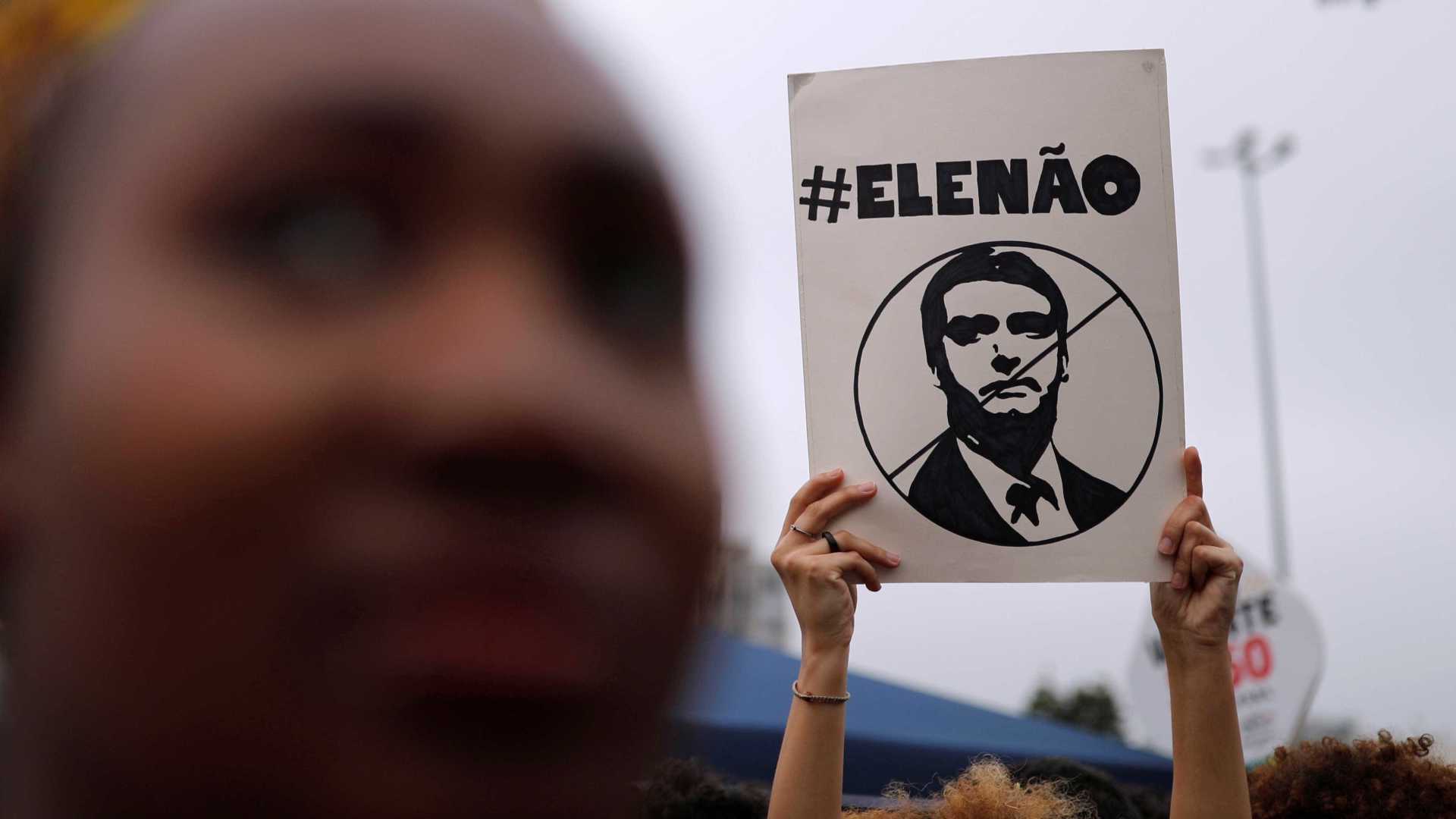 Professora causa polêmica ao passar redação sobre movimento #EleNão