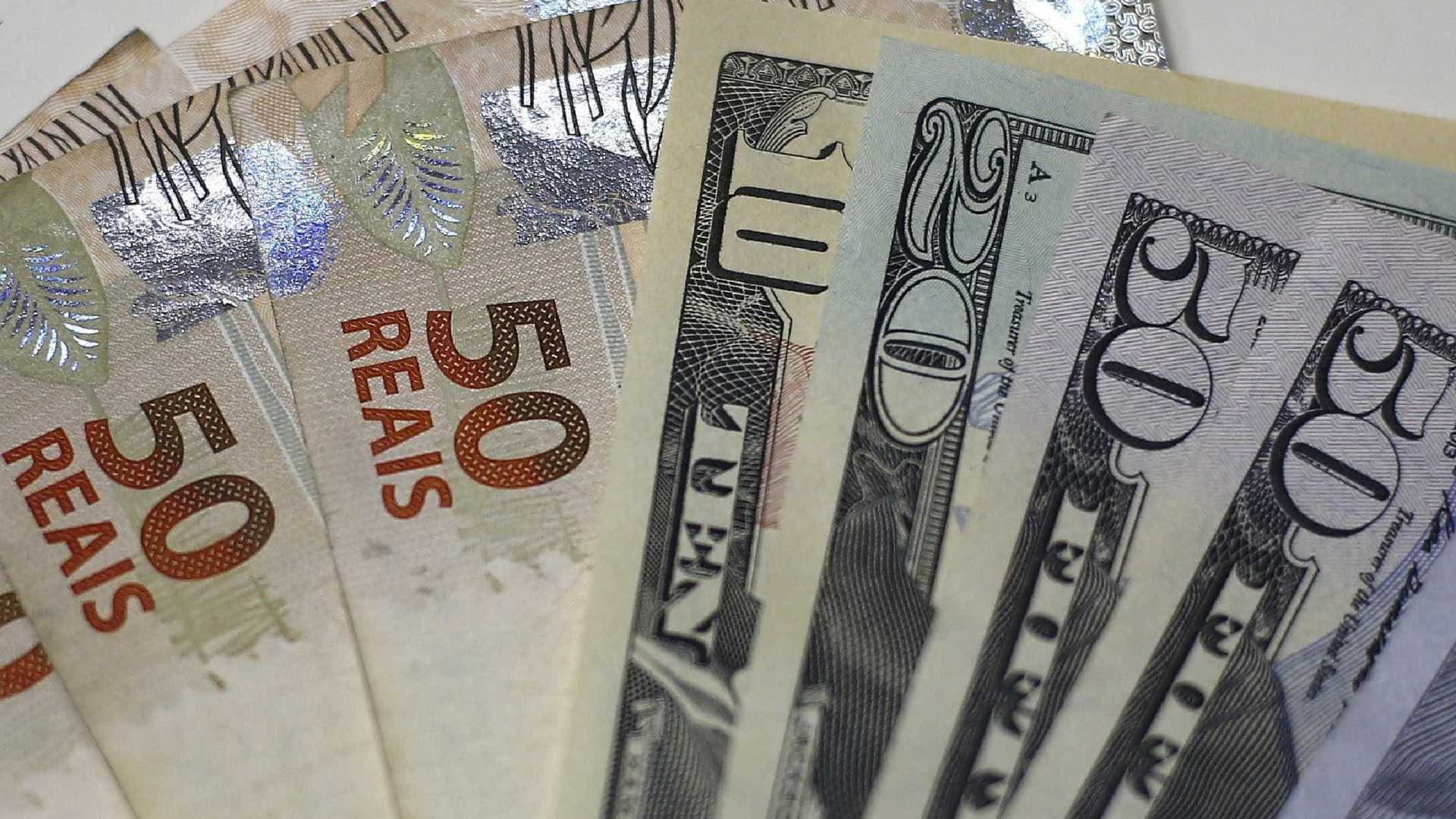 Dólar fecha em R$ 3,72; vantagem de Bolsonaro influenciou